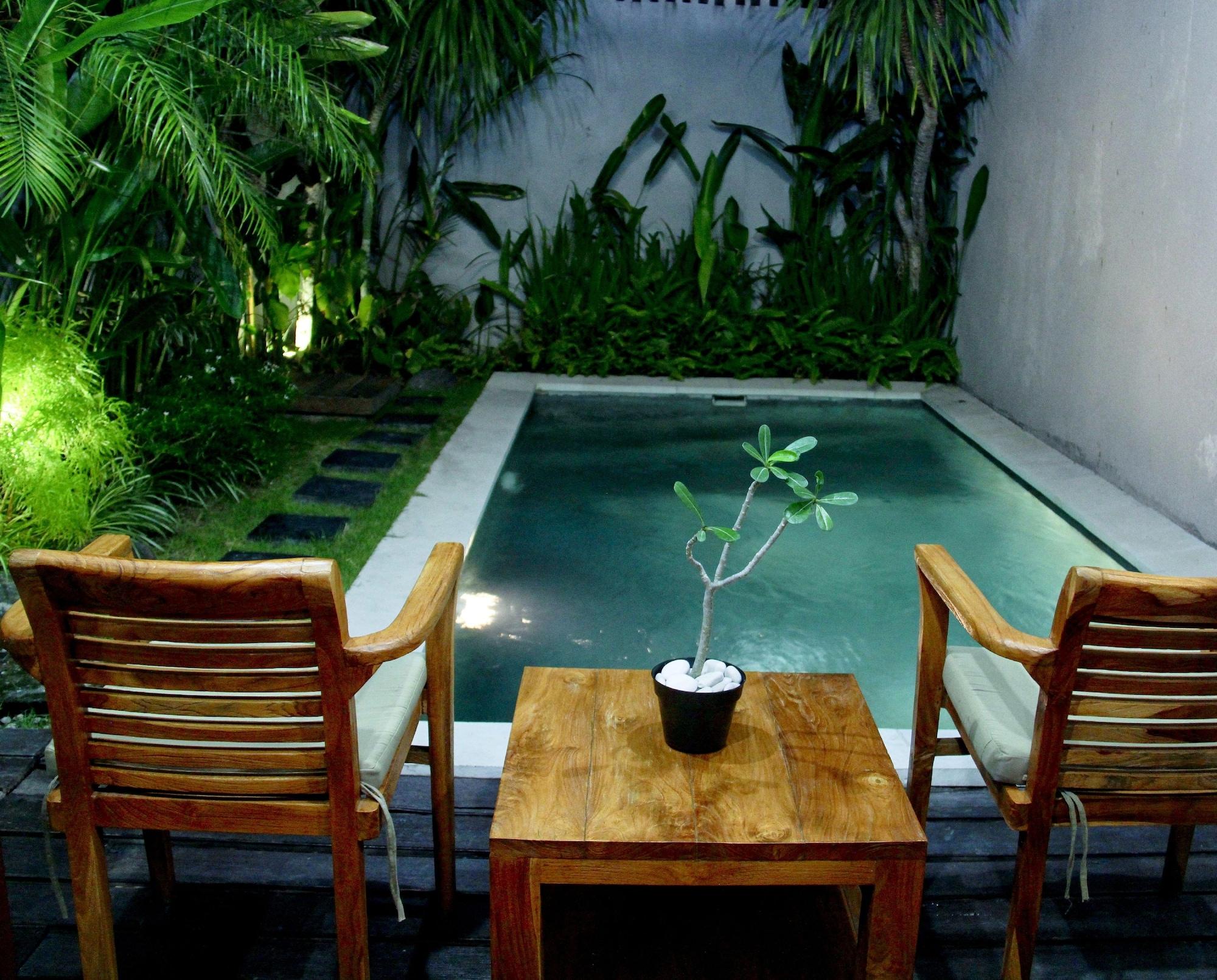 เดลู วิลลา แนด์ สวีท ซมีญะก์ Hotel เกอโรโบกัน ภายนอก รูปภาพ