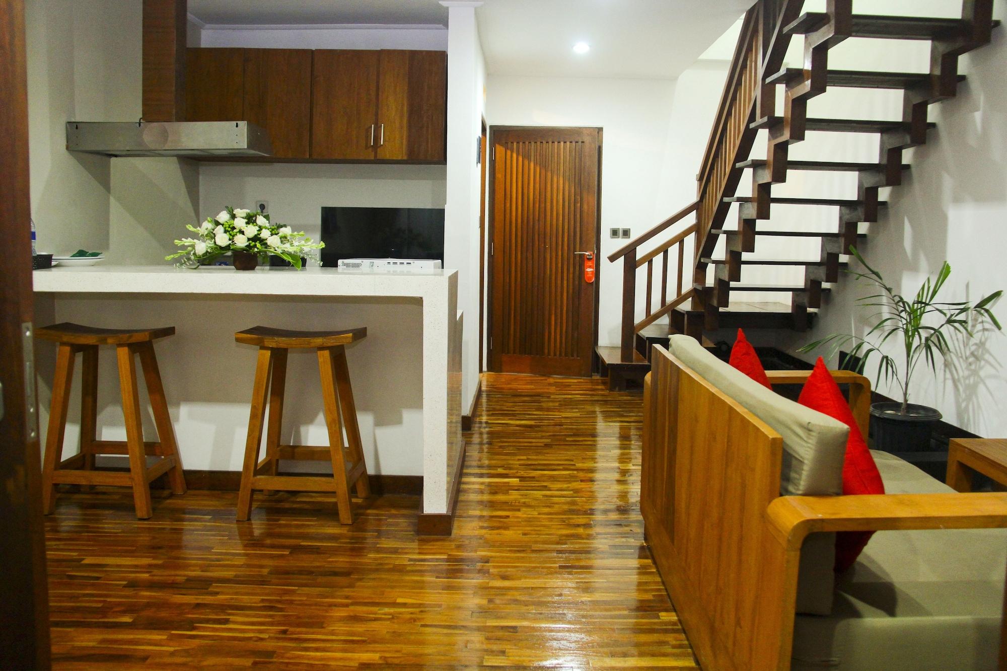 เดลู วิลลา แนด์ สวีท ซมีญะก์ Hotel เกอโรโบกัน ภายนอก รูปภาพ