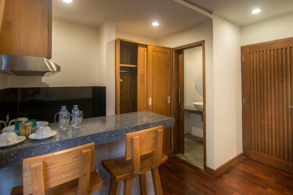 เดลู วิลลา แนด์ สวีท ซมีญะก์ Hotel เกอโรโบกัน ภายนอก รูปภาพ
